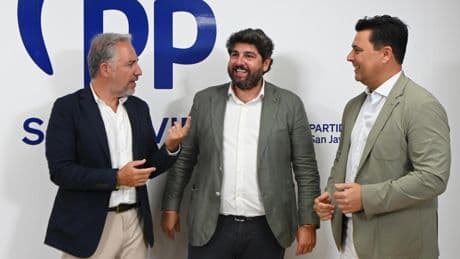 Bendodo advierte de que faltan por salir 22.000 audios del 'podcast de la corrupción de Sánchez': 'nos va a faltar verano'
