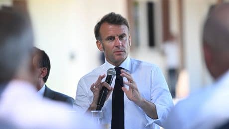La mort du pape éclipse la tournée de Macron dans l'océan indien