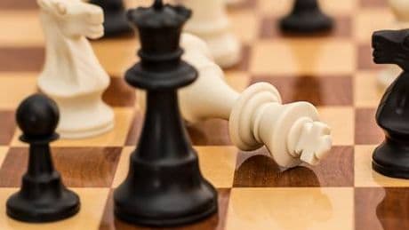 "Violano la legge islamica". I talebani mettono al bando anche il gioco degli scacchi
