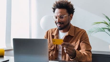 Expert issues scam website alert for anyone who needs travel card
