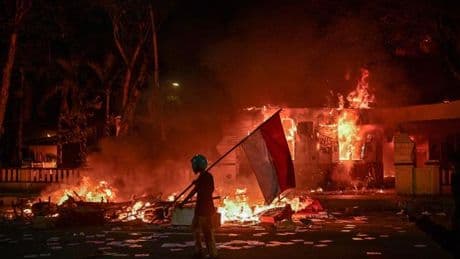 L’Indonésie s’enflamme : résidences de politiciens pillées, bâtiments publics incendiés