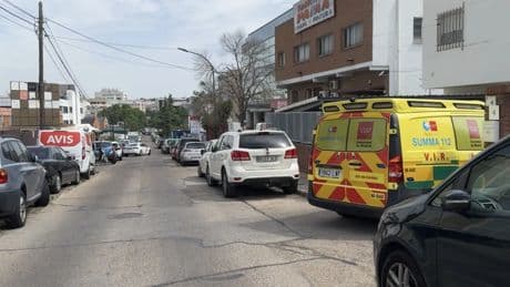 Muere un trabajador de 50 años tras caerle encima una puerta metálica