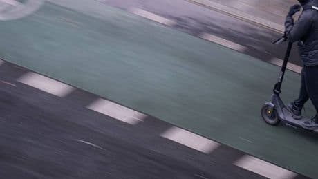 Auch beim E-Scooter-Fahren: Helm auf für die Sicherheit!
