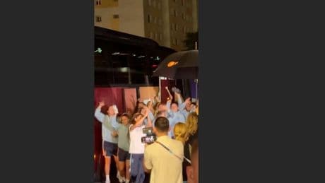 Short - Spanien-Stars feiern hinter DFB-Bus