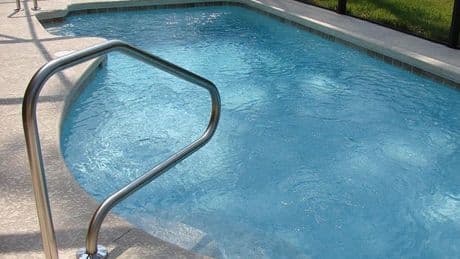 Muere un niño de ocho años en una piscina de Sevilla