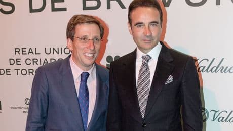Enrique Ponce, sin Ana Soria, y la infanta Elena con un look muy primaveral, juntos en una cita taurina