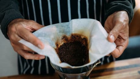 Nicht wegschmeißen: So vielseitig können Sie Kaffeesatz im Haushalt einsetzen