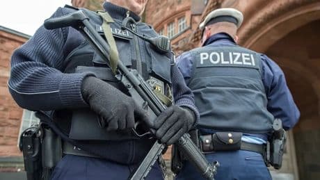 Berlin'de bir araç kalabalığın arasına daldı: Çok sayıda yaralı var