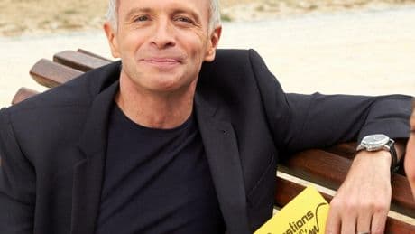 Samuel Étienne offre sa tête pour sauver « Questions pour un champion »