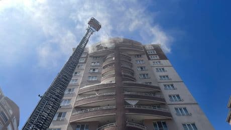 Kayseri'de 14 katlı apartmanda yangın çıktı: Mahsur kalanlar var