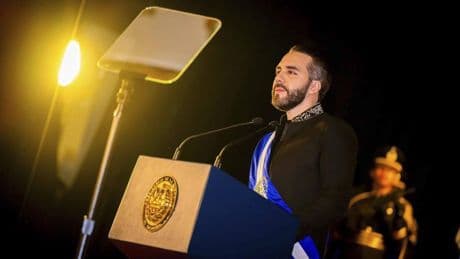 Bukele niega que la reelección indefinida sea "el fin de la democracia" en El Salvador