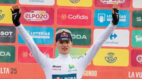 En una etapa de la Vuelta a España sin incidentes, Pellizzari alza los brazos