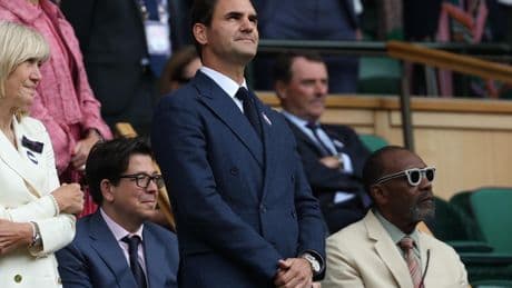 Novak Djokovic rekent op Wimbledon af met ’vloek’ van Roger Federer, die in Royal Box geschrokken reageert op drama Grigor Dimitrov
