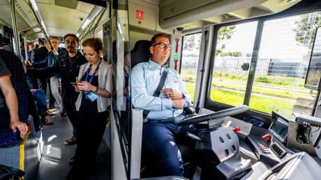 Netjes parkeert de robotbus zichzelf naast de stoep. ‘Zo strak zie je het veel menselijke chauffeurs niet doen’