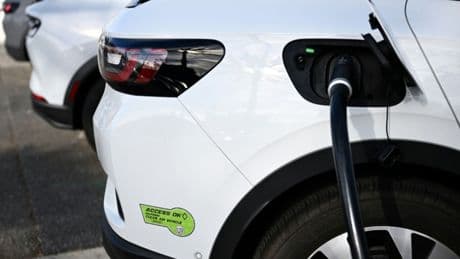 Trump unterzeichnet Resolutionen gegen Kaliforniens Politik zugunsten von E-Autos