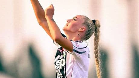 Gegnerin hört auf zu spielen - Tor-Geschenk für Alisha Lehmann