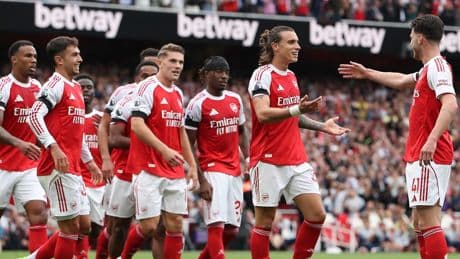 Arsenal'den evinde gövde gösterisi!