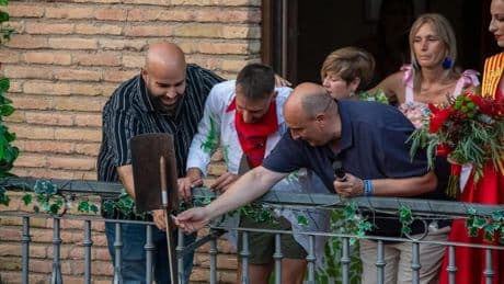 El alcalde de un pueblo de Zaragoza corta los insultos a Sánchez en el pregón de fiestas con un 'A mí me gusta la fruta'