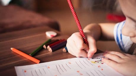 Giro de 180 en las ayudas familiares: la Seguridad Social ofrece hasta 1.380 € por hijo menor: edad y requisitos