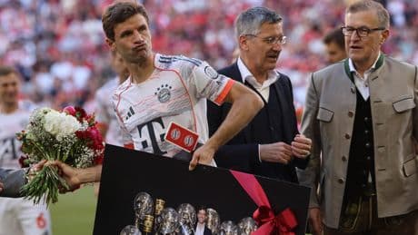 Bayern Munich : tifo, bouquets, louanges... En images, les adieux de la légende Thomas Müller à l’Allianz Arena