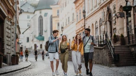 «Je ne parle pas du tout anglais» : quand la barrière de la langue pousse les Français à voyager en groupe