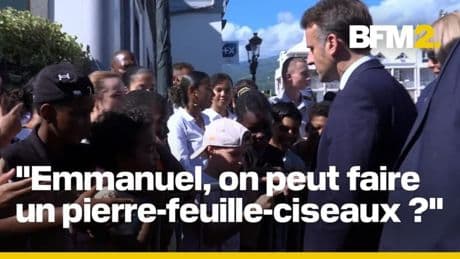 En visite à La Réunion, Emmanuel Macron joue puis perd au chifoumi contre un enfant