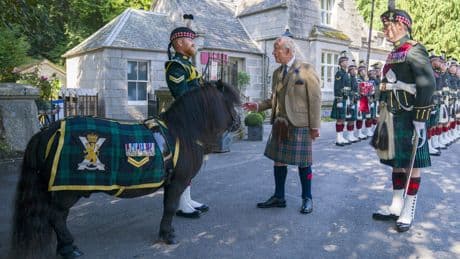 Koning Charles begint aan zomerverblijf op Balmoral Castle