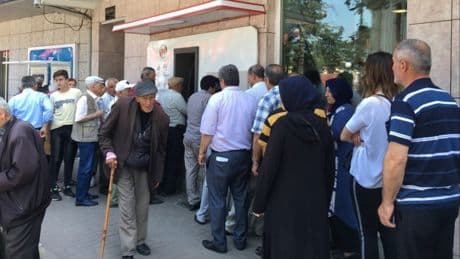 Emekli krediye mahkum oldu
