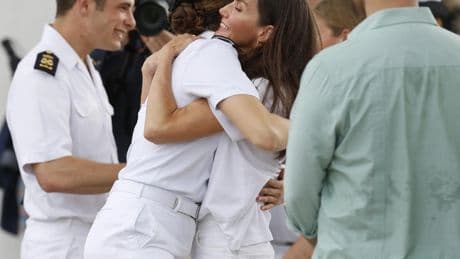 El conmovedor reencuentro de Letizia y Leonor en Panamá: un efusivo abrazo y mucha emoción