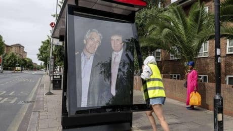 "La lettera oscena di Trump a Epstein". Donald fa causa: "Pubblicate tutto"