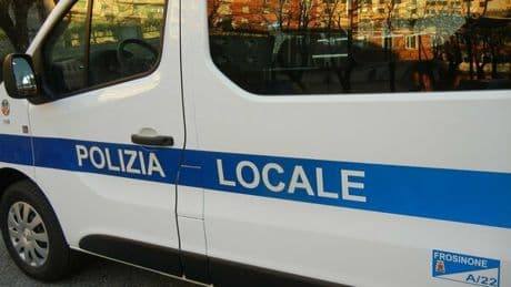 Frosinone, trova 250 euro in terra e li consegna ai vigili urbani: soldi restituiti al proprietario e ragazza premiata