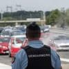 Met molotovcocktails en vuurwerk gaan gemaskerde relschoppers auto’s te lijf op Franse snelweg