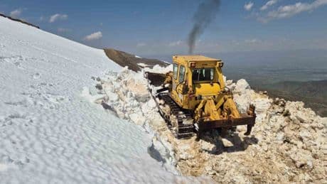 Muş’ta 2 metreyi bulan karda yol açma çalışması