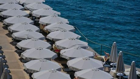 Spiagge vuote e caro ombrellone, quali sono i prezzi? «Rincari e tariffe folli»: 90 euro a Gallipoli, 120 in Sardegna