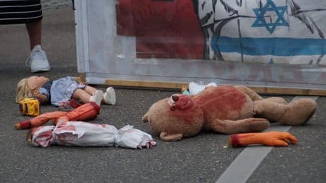Protest vor Kirche spitzt sich zu - Judenhasser hetzen mit blutenden Puppen