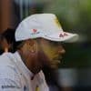 “Lewis weet het niet meer”: Hamilton & Ferrari vooralsnog verre van een droomhuwelijk, en dat zorgt voor nieuw gerucht