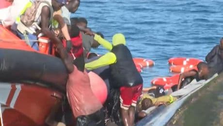 Al menos cuatro mujeres muertas y un bebé desaparecido tras volcar un cayuco con 180 personas en El Hierro