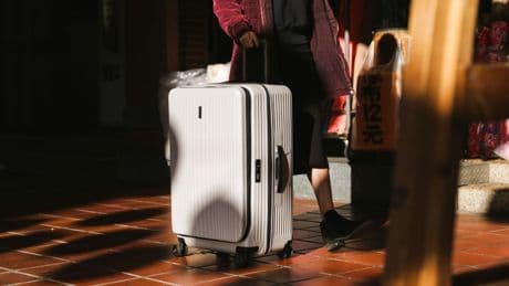 Le business insolite des valises perdues vendues aux enchères cartonne sur les réseaux