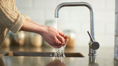 Küche und Bad: 3 einfache Hausmittel entkalken den Wasserhahn