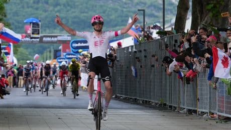 Un atasco por una caída frena a Roglic y a Juan Ayuso y refuerza a Isaac del Toro en su liderato del Giro de Italia