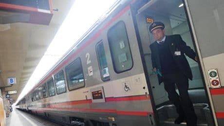 Insultano capotreno e aggrediscono i carabinieri sulla linea Piacenza-Genova, arrestati