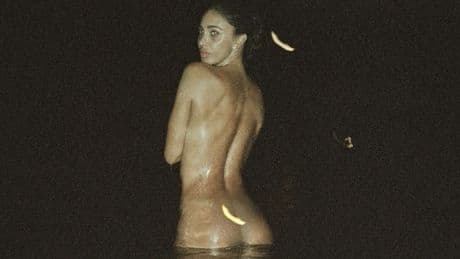 Belen nuda al mare di notte: scoppia la polemica