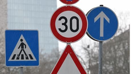 Kleine Nummern auf Verkehrszeichen: Das bedeuten die angebrachten Aufkleber