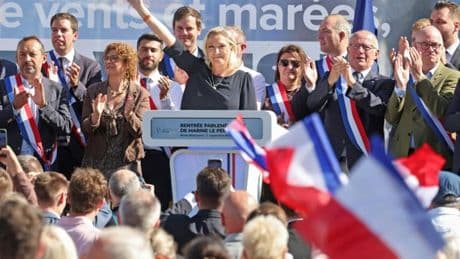 "Je suis prête à sacrifier tous les mandats de la Terre": Marine Le Pen demande "une alternance aussi rapide que possible"