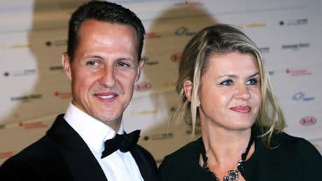 Unterschrift für einen guten Zweck - Corinna führte Schumis Hand für ein Autogramm!