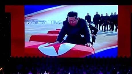 SON DAKİKA HABERLERİ: KUZEY KORE LİDERİ KIM JONG ASKER TABUTUNA KAPANDI! İŞTE ŞAŞIRTAN KARELER