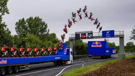 Knappe Sache! - Spektakel-Stunt auf der Autobahn