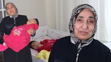Eşi 'ne haliniz varsa görün' deyip terk etti! Vefakar annenin göz yaşartan mücadelesi: 33 yıldır engelli kızına tek başına bakıyor