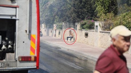 Benzin döküp evi ateşe verdi, oturup yangını izledi