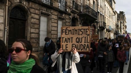 Près de Bordeaux : un militant LFI accusé de misogynie par les féministes du Libournais